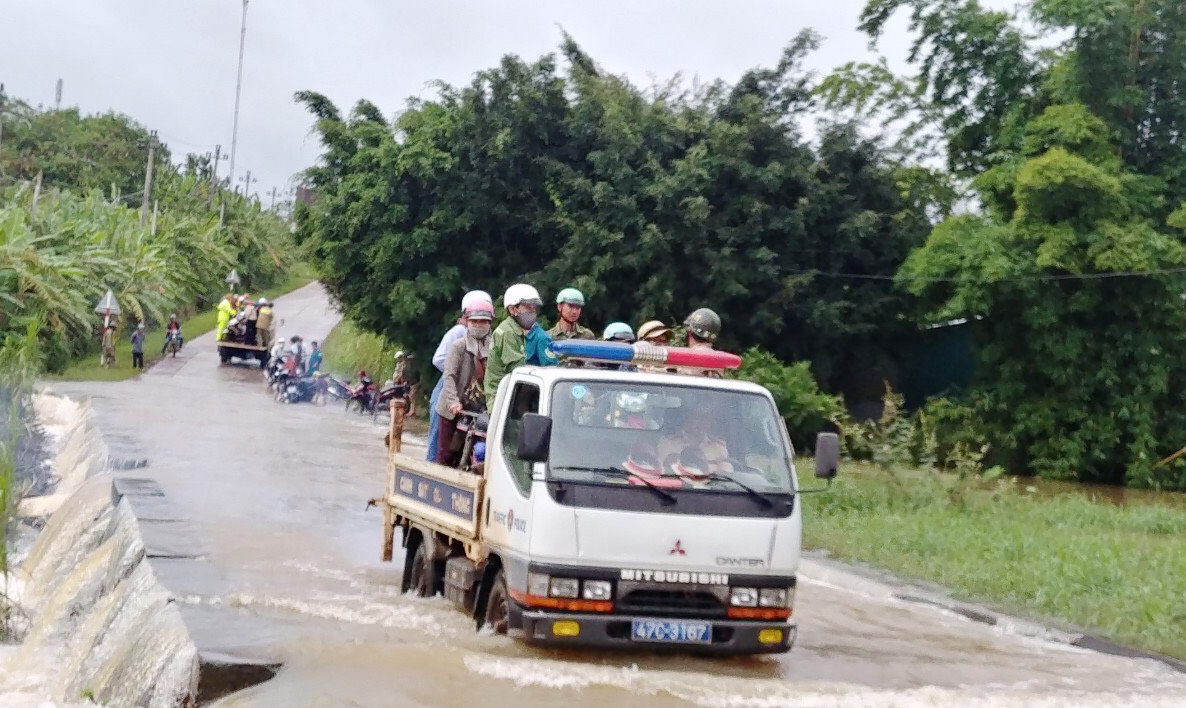 Cảnh sát giao thông huyện Krông Năng giúp trên 3.000 lượt người dân qua đập tràn an toàn