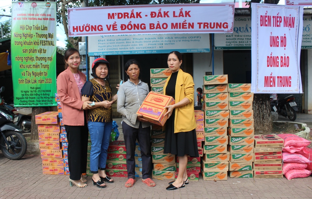 Người dân M’Drắk hướng về miền Trung