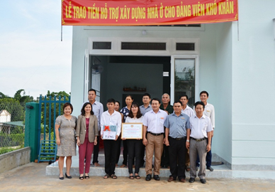 Thành ủy Buôn Ma Thuột trao tiền hỗ trợ phát triển kinh tế cho gia đình Đảng viên có hoàn cảnh khó khăn