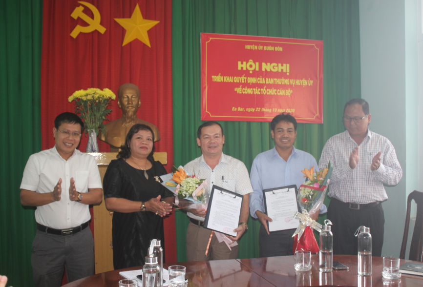 Huyện ủy Buôn Đôn: Công bố các quyết định về công tác cán bộ