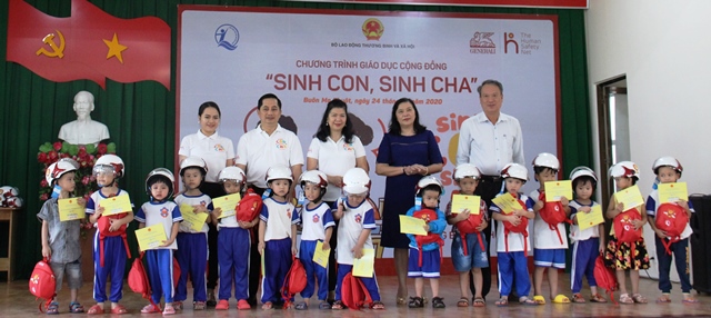 Hơn 300 phụ huynh tham gia Chương trình truyền thông giáo dục cộng đồng “Sinh con, Sinh cha”