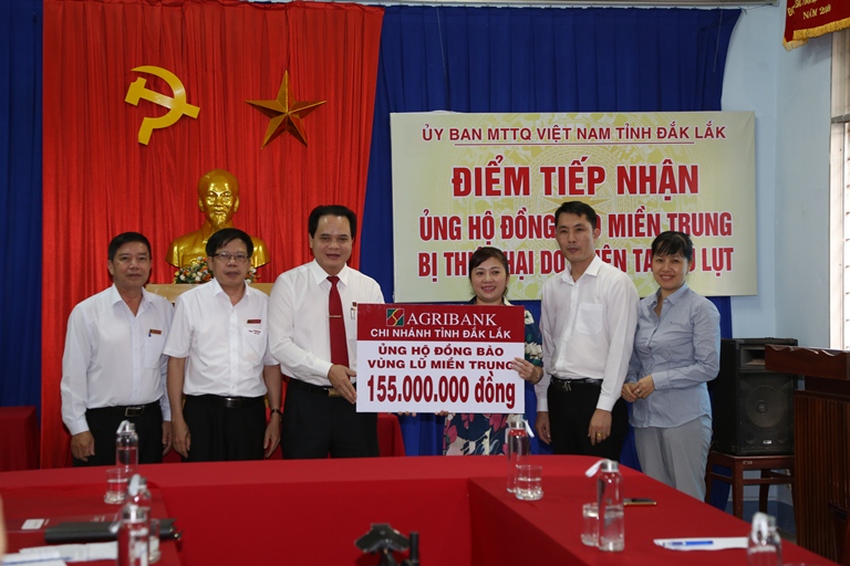 Tiếp nhận ủng hộ đồng bào miền Trung bị ảnh hưởng do lũ lụt