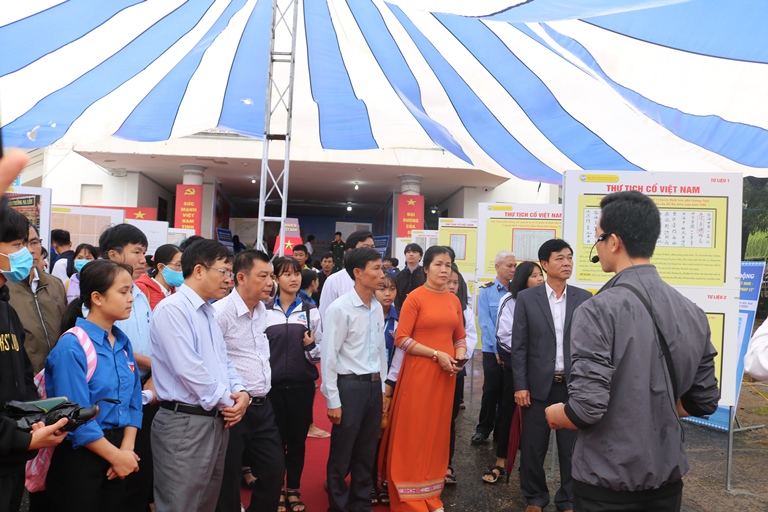 Khai mạc Triển lãm lưu động “Hoàng Sa, Trường Sa của Việt Nam - Những bằng chứng lịch sử và pháp lý” tại huyện Ea Kar