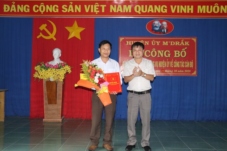 Huyện M’Đrắk:  Công bố quyết định của Ban Thường vụ Huyện ủy về công tác cán bộ