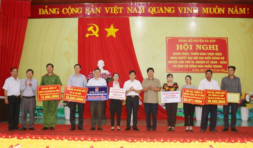 Huyện Ea Súp tiếp nhận 340 triệu đồng ủng hộ đồng bào miền Trung