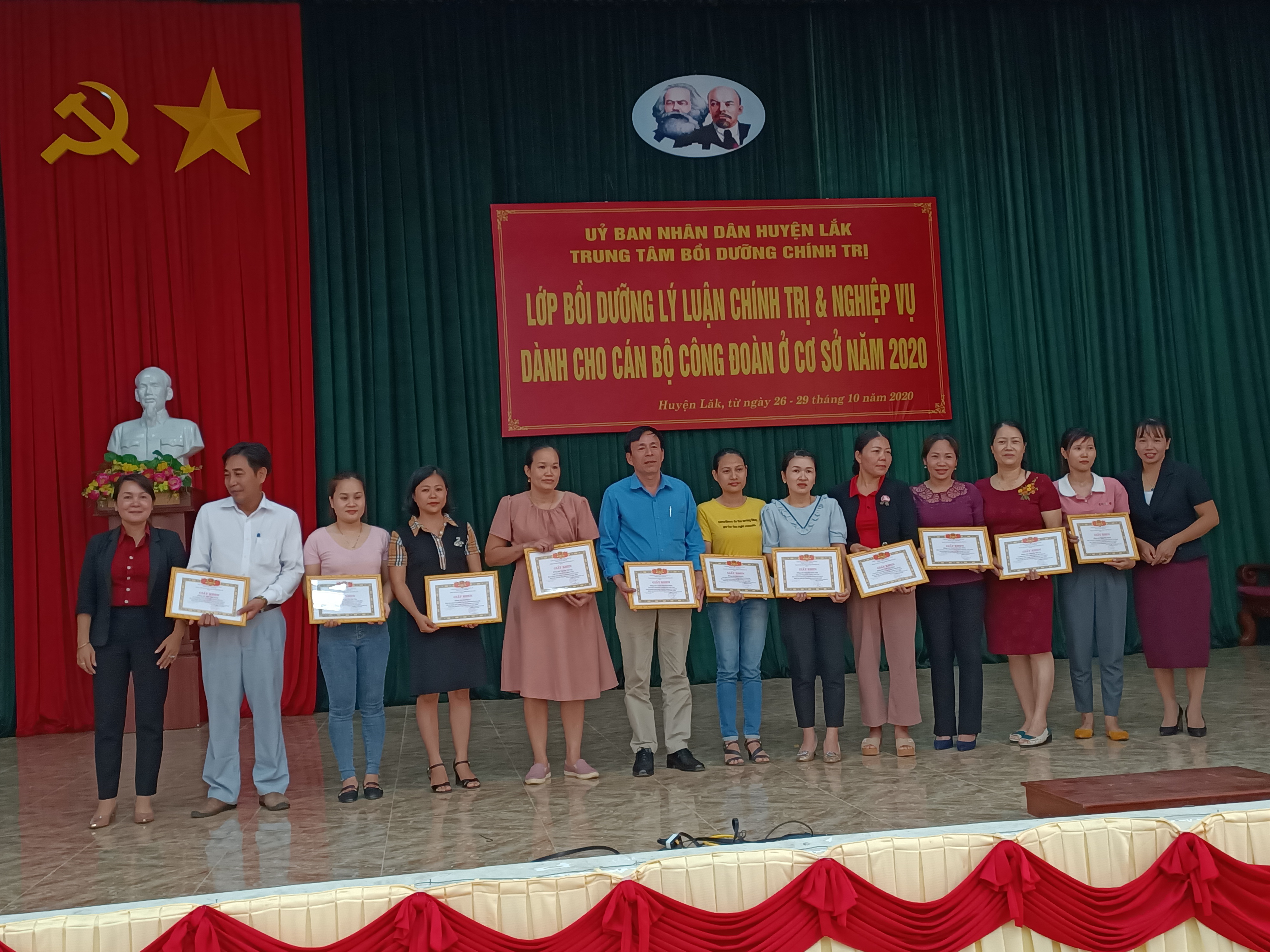 Bế giảng lớp Bồi dưỡng lý luận chính trị và nghiệp vụ dành cho  cán bộ công đoàn ở cơ sở năm 2020