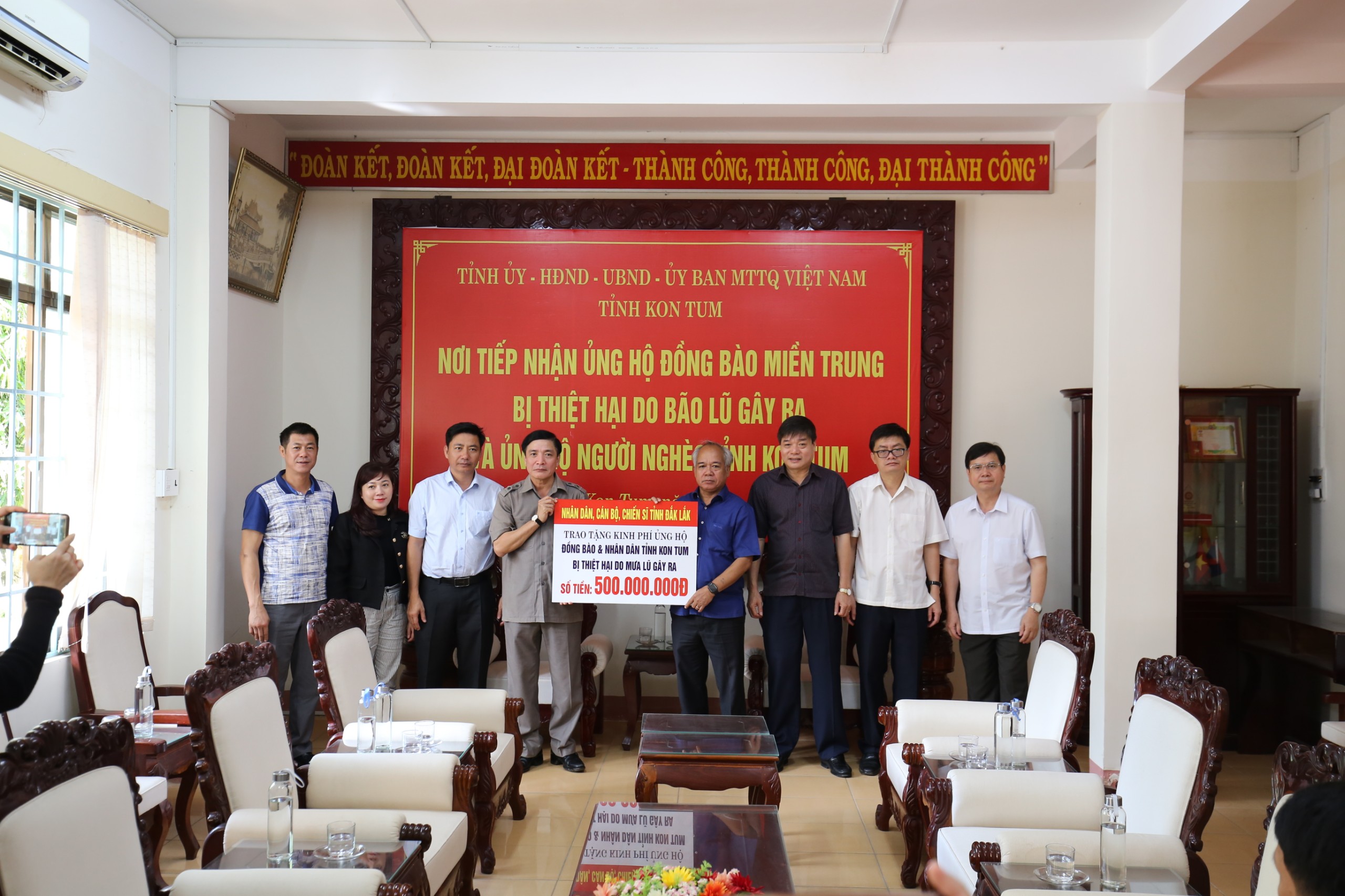 Đoàn công tác của Bí thư Tỉnh ủy Đắk Lắk đi thăm hỏi, hỗ trợ các tỉnh miền Trung, Tây Nguyên