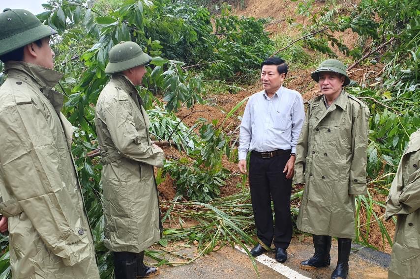 Đoàn công tác của Bí thư Tỉnh ủy Đắk Lắk tặng quà hỗ trợ thiên tai tại Phước Sơn, tỉnh Quảng Nam