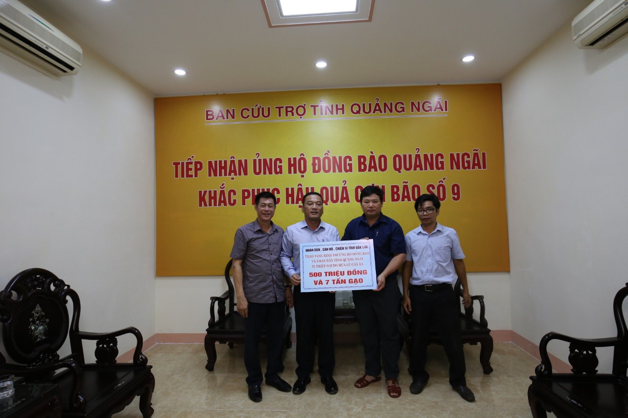 Đoàn công tác của UBND tỉnh Đắk Lắk tặng quà hỗ trợ các tỉnh Quảng Ngãi và Huế