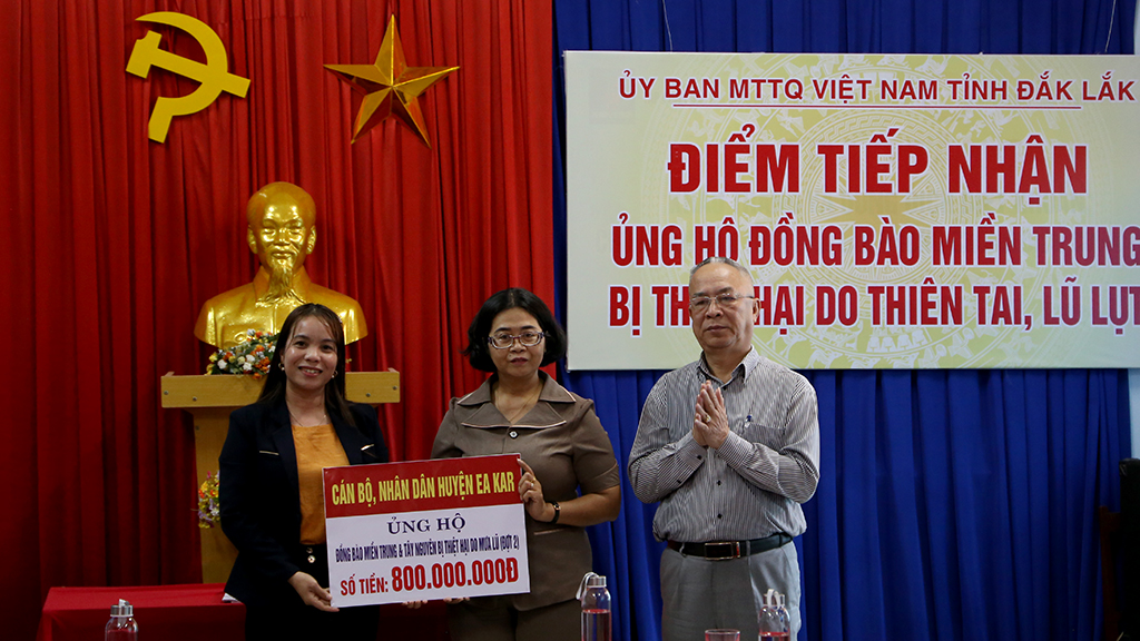 MTTQ Việt Nam tiếp nhận hơn 03 tỷ đồng ủng hộ đồng bào miền Trung