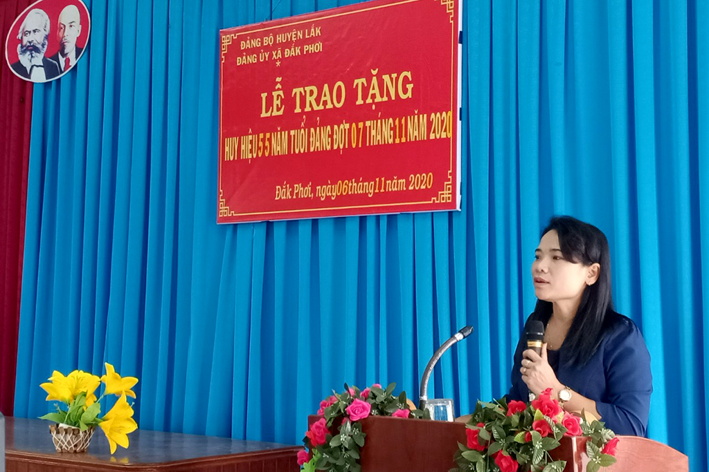 Huyện Lắk trao tặng Huy hiệu Đảng đợt 07/11/2020