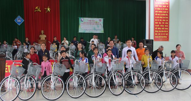 Trao xe đạp cho học sinh có hoàn cảnh khó khăn tại huyện Krông Bông