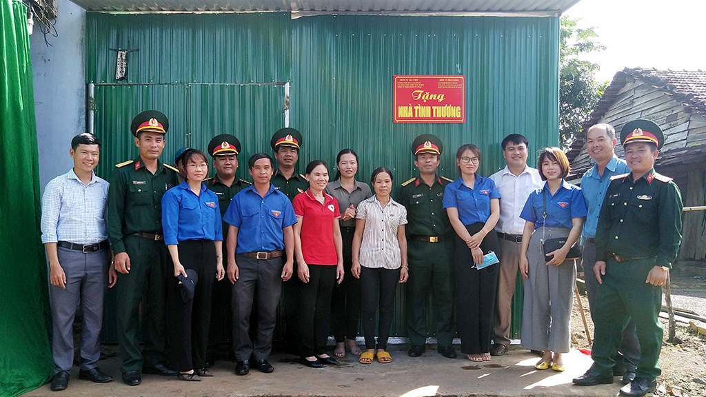 Ban CHQS huyện Cư M’gar phối hợp trao nhà tình thương cho hộ gia đình khó khăn.