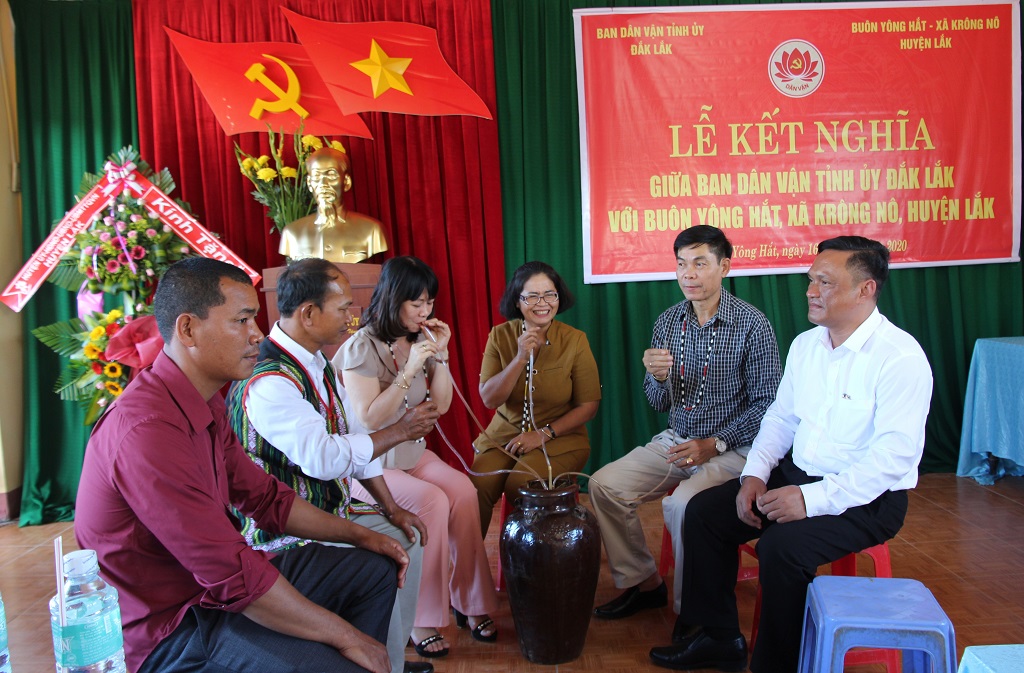 Ban Dân vận Tỉnh ủy kết nghĩa với buôn Yông Hắt