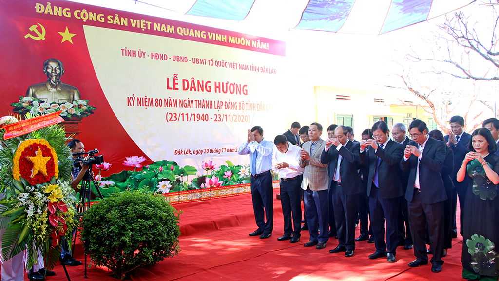 Dâng hương tại Nhà đày Buôn Ma Thuột nhân kỷ niệm 80 năm Ngày thành lập Đảng bộ tỉnh Đắk Lắk