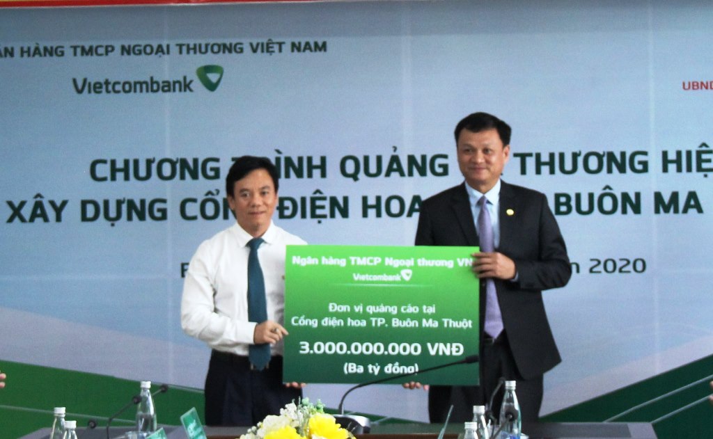 Ngân hàng TMCP Ngoại thương Việt Nam tài trợ xây dựng cổng điện hoa tại thành phố Buôn Ma Thuột