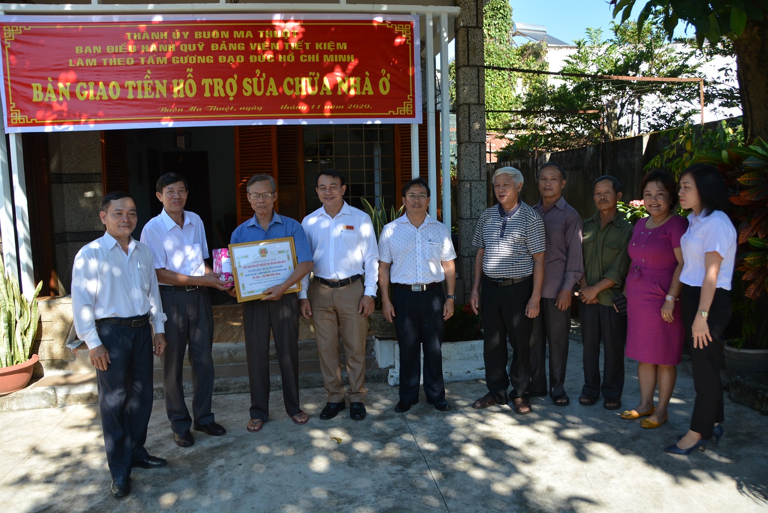 Thành ủy Buôn Ma Thuột, trao tiền hỗ trợ sửa chữa nhà ở và phát triển kinh tế cho gia đình Đảng viên có hoàn cảnh khó khăn