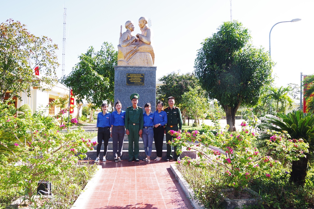 Đoàn Kinh tế - Quốc phòng 737 giao lưu với cán bộ, chiến sĩ Đồn biên phòng Cửa khẩu Đắk Ruê
