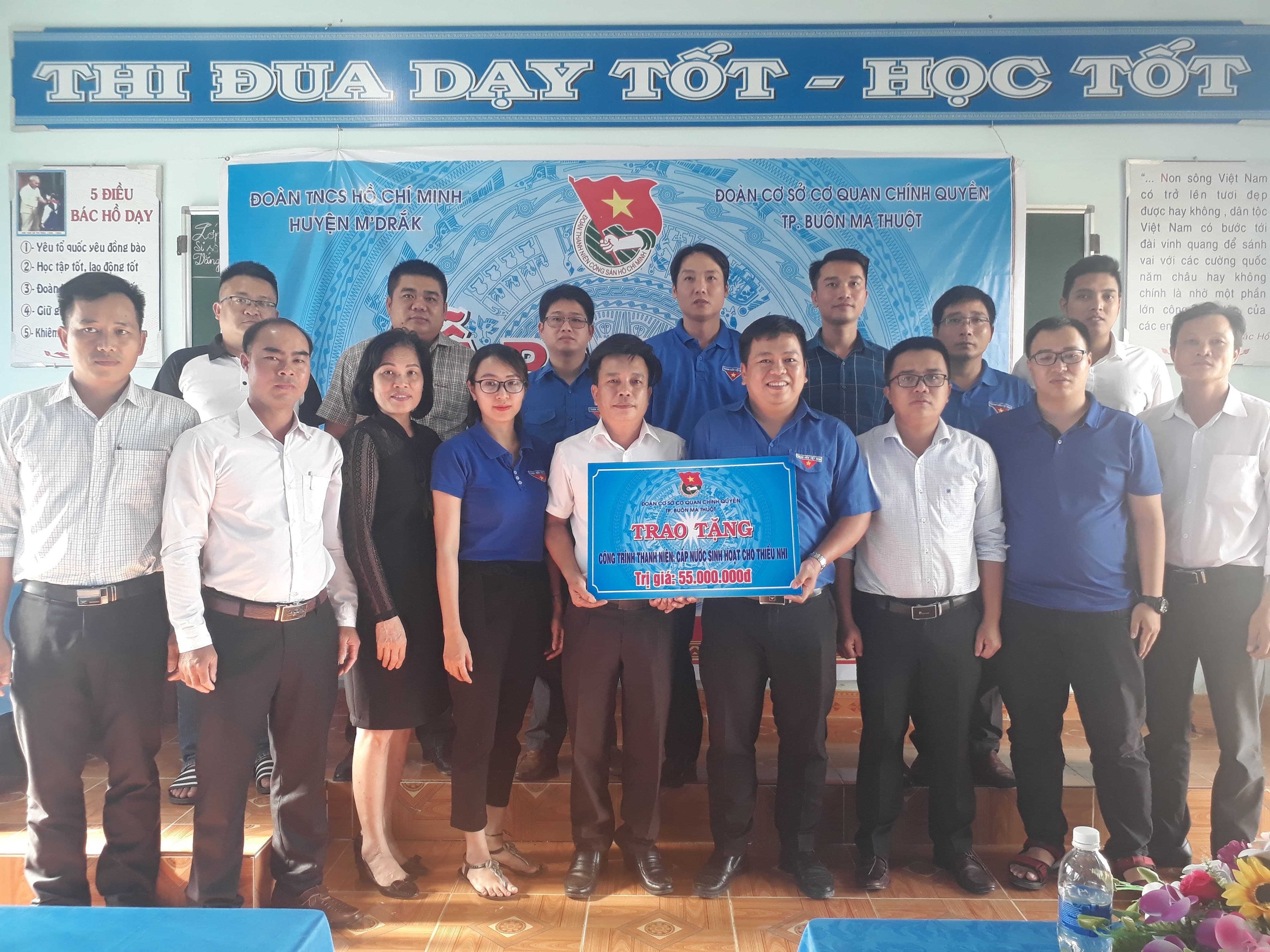 Bàn giao công trình cấp nước sinh hoạt cho Trường tiểu học Phạm Hồng Thái xã Cư Prao, huyện M’Drắk