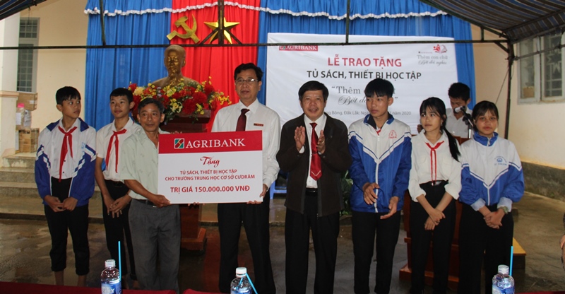 Agribank Đắk Lắk tặng tủ sách, thiết bị học tập cho Trường THCS Cư Drăm