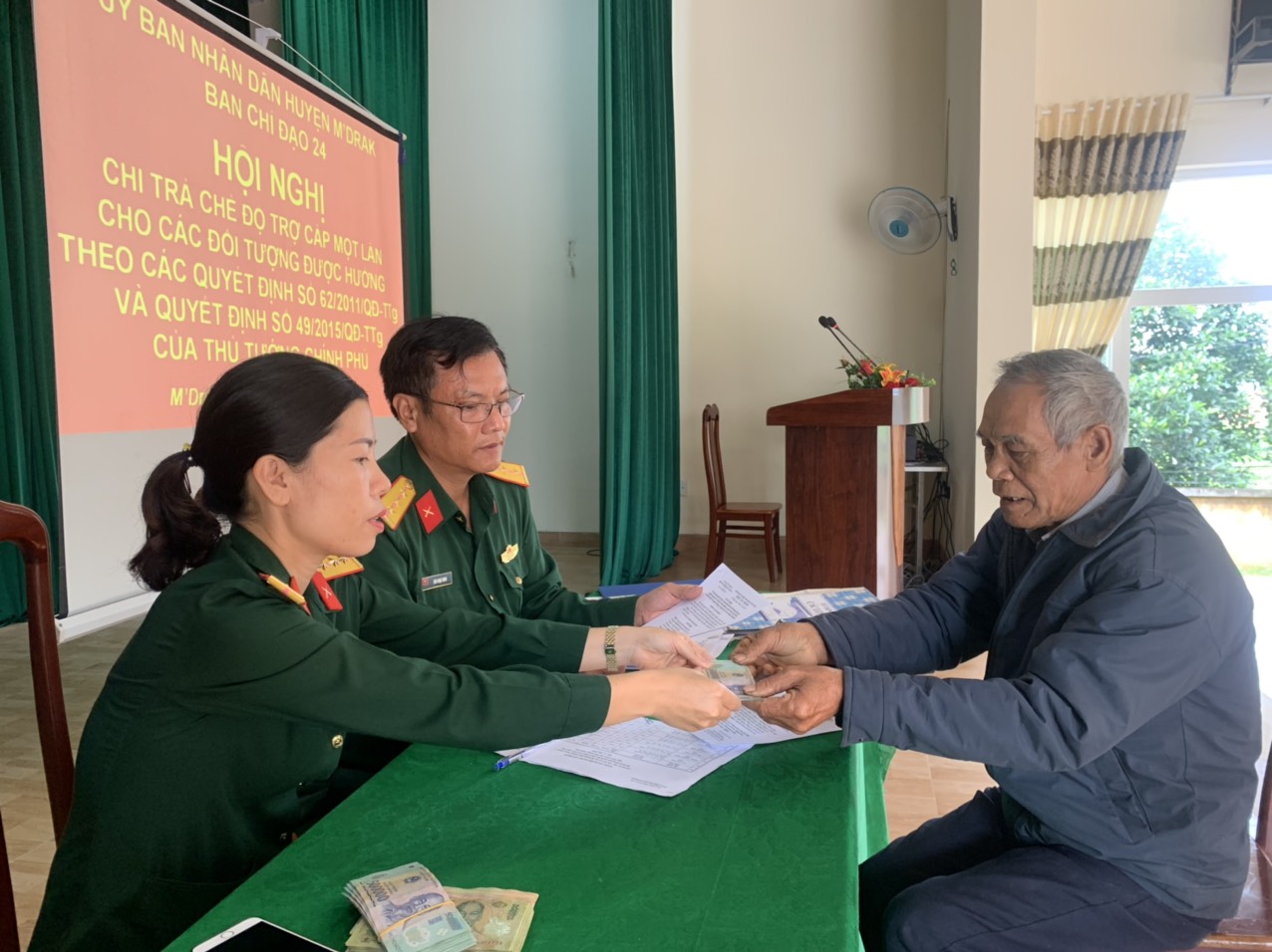 Huyện M'Drắk: Chi trả hơn 100 triệu đồng trợ cấp một lần cho các đối tượng chính sách