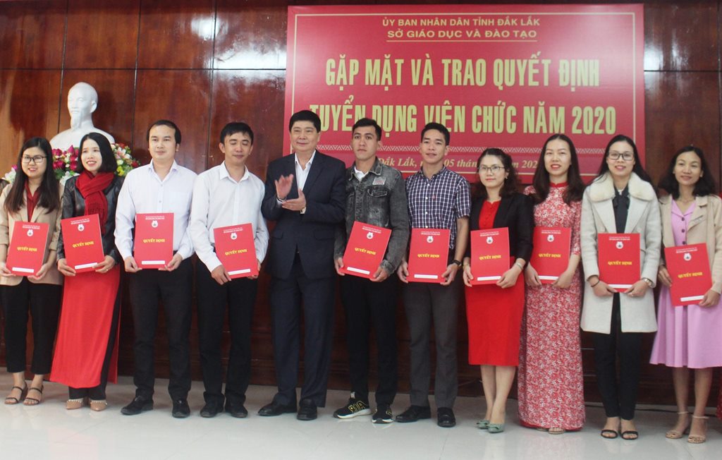 Gặp mặt và trao quyết định tuyển dụng viên chức năm 2020