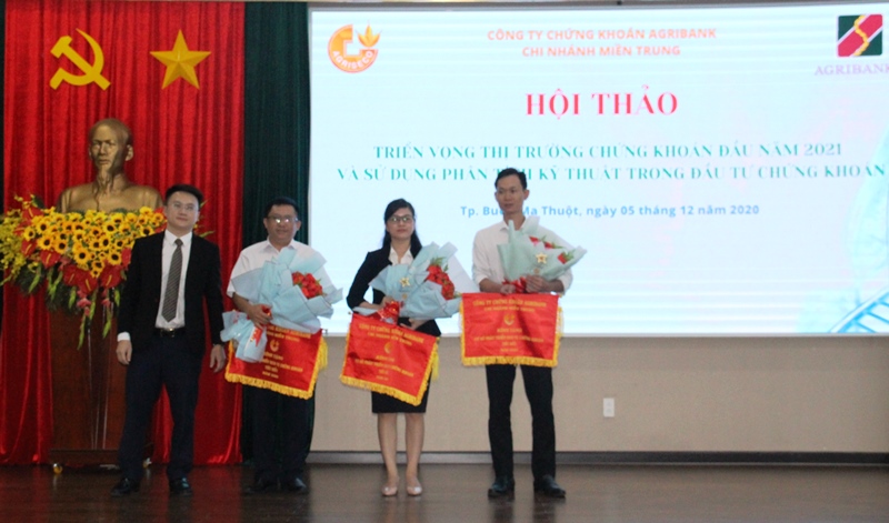 Hội thảo triển vọng thị trường chứng khoán đầu năm 2021