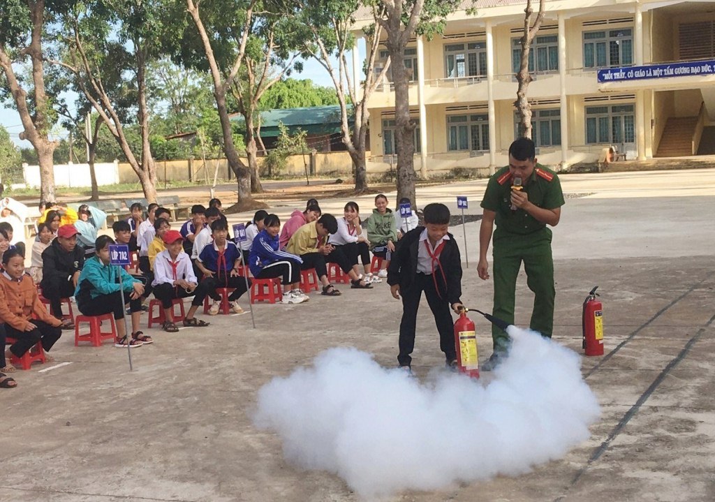 Huyện Ea Súp: Tuyên truyền phòng cháy chữa cháy cho giáo viên, học sinh