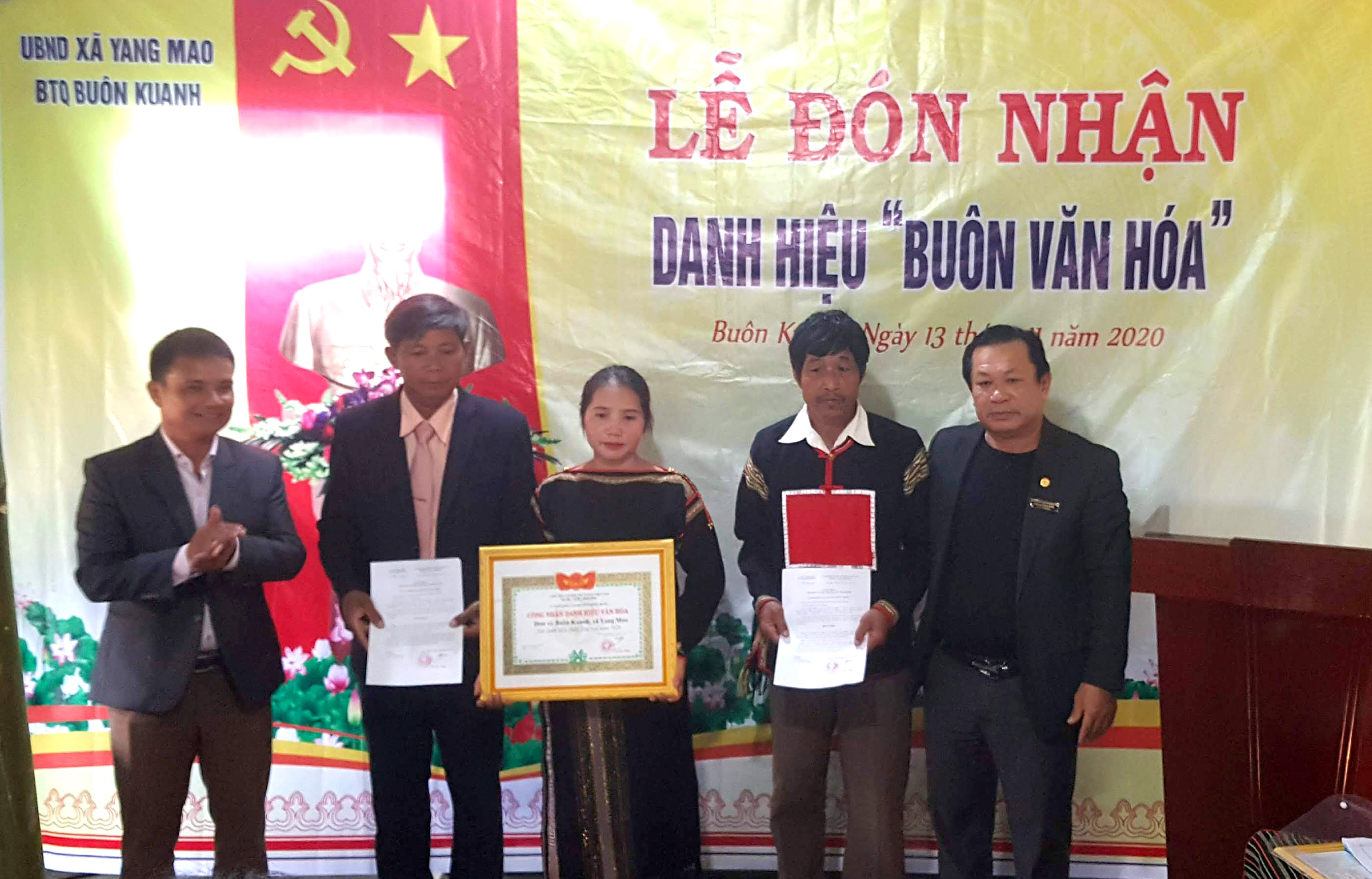 Già làng Mnông ở buôn Kuanh mẫu mực