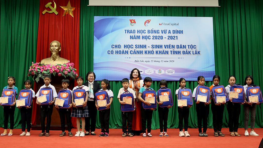 155 học sinh, sinh viên dân tộc vượt khó hiếu học nhận học bổng Vừ A Dính