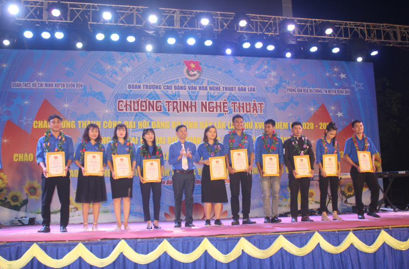 Huyện Buôn Đôn: Chương trình nghệ thuật chào mừng kỷ niệm 76 năm Ngày thành lập Quân đội nhân dân Việt Nam