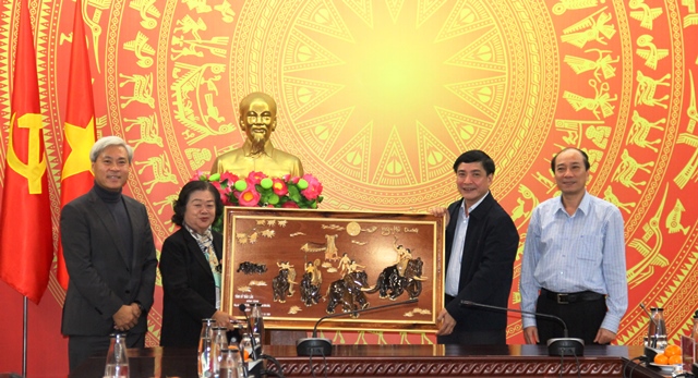 Executive Party Committee works with Vu A Dinh Scholarship Fund and VinaCapital