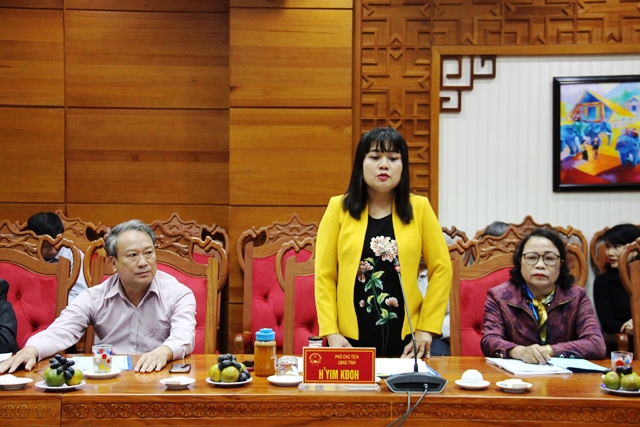 Thứ trưởng Bộ Y tế Nguyễn Trường Sơn kiểm tra tình hình thực hiện chính sách đối với người cao tuổi tại Đắk Lắk