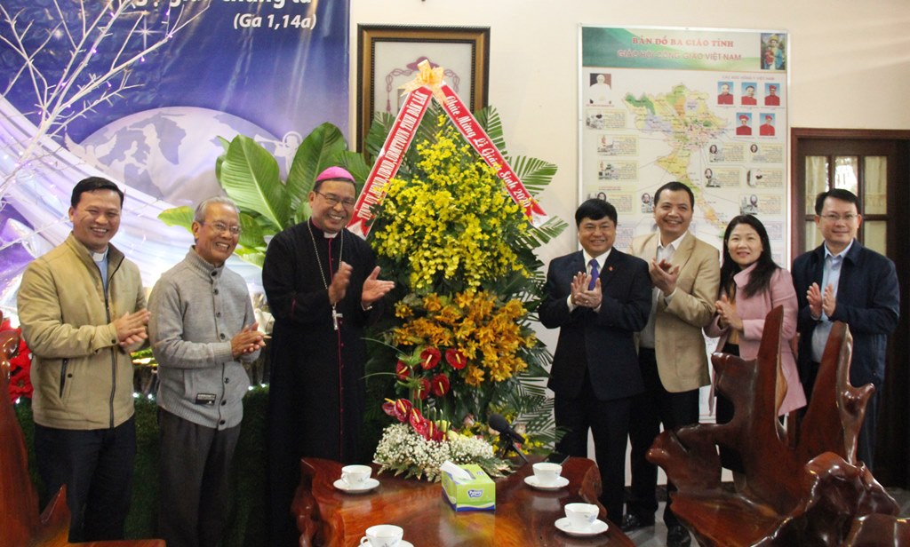 Executive Deputy Secretary of Provincial Party Committee Pham Minh Tan congratulates religious organizations on Christmas 2020
