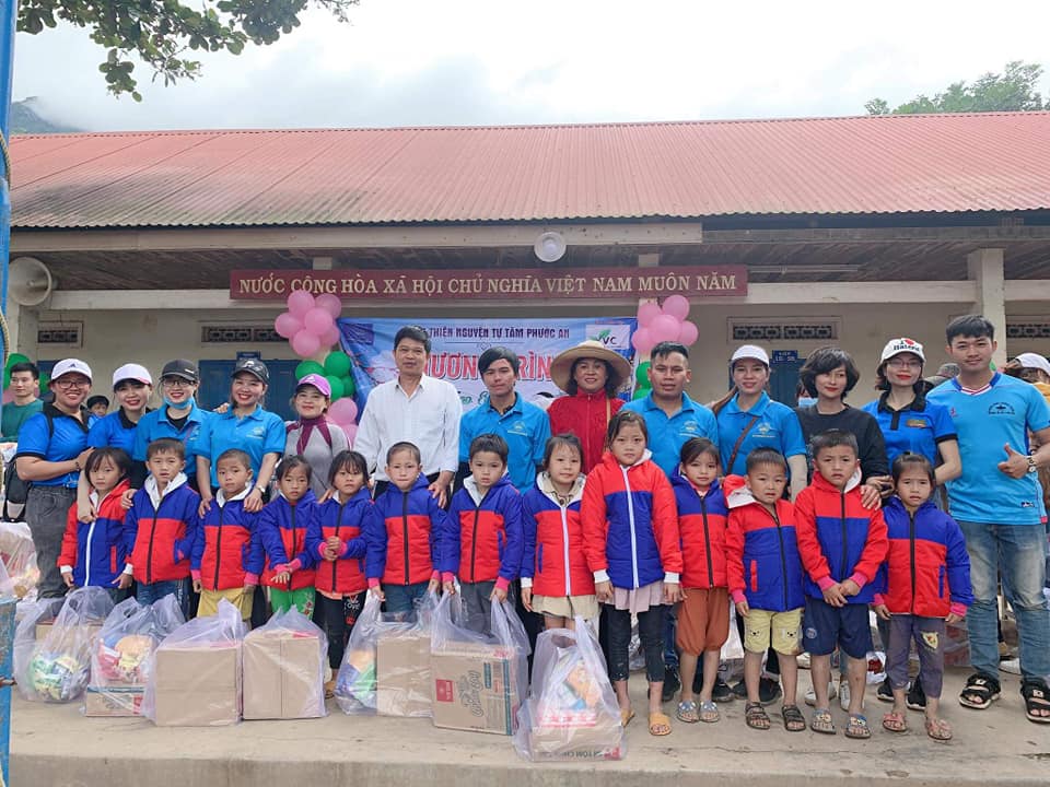 Chương trình “Áo ấm trao em và Xuân yêu thương 2021” tại Trường TH Yang Hăn