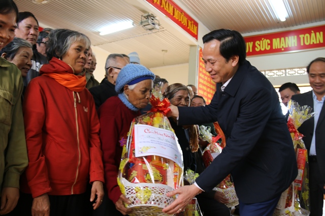Bộ trưởng Đào Ngọc Dung  tặng quà Tết cho người có công với cách mạng
