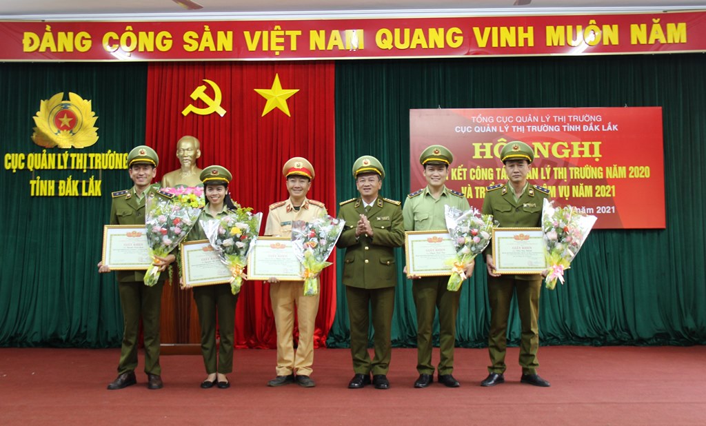 Khen thưởng đột xuất 8 cá nhân có thành tích trong chống buôn lậu, gian lận thương mại và hàng giả