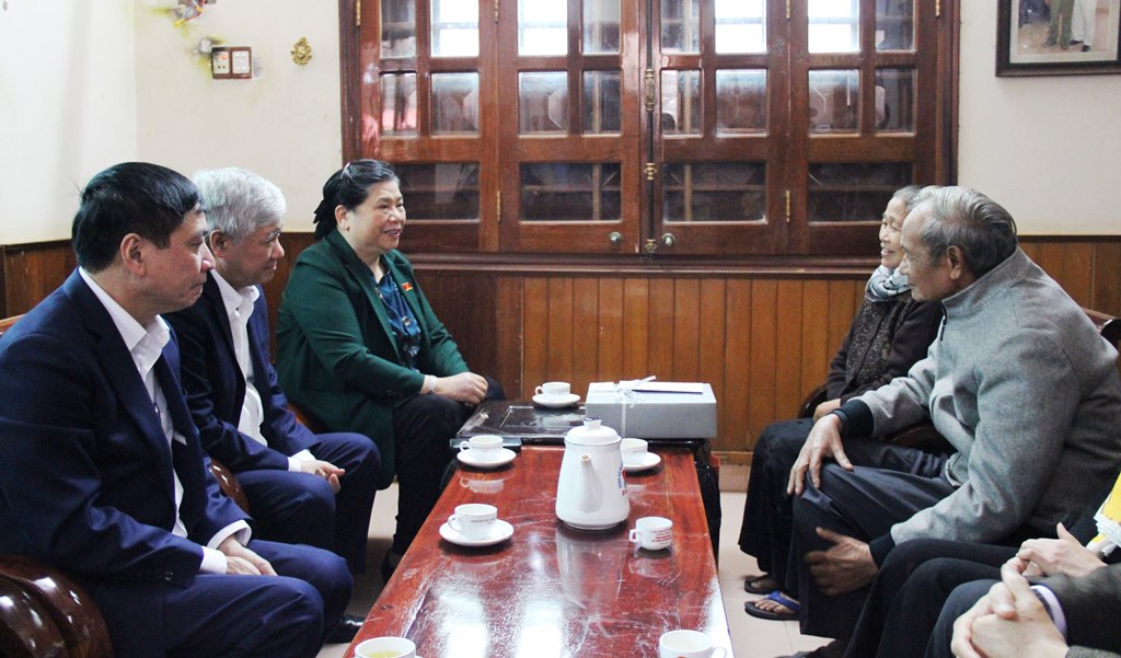 Standing Vice Chairwoman of NA visits and offers gifts to Dak Lak’s formers leaders