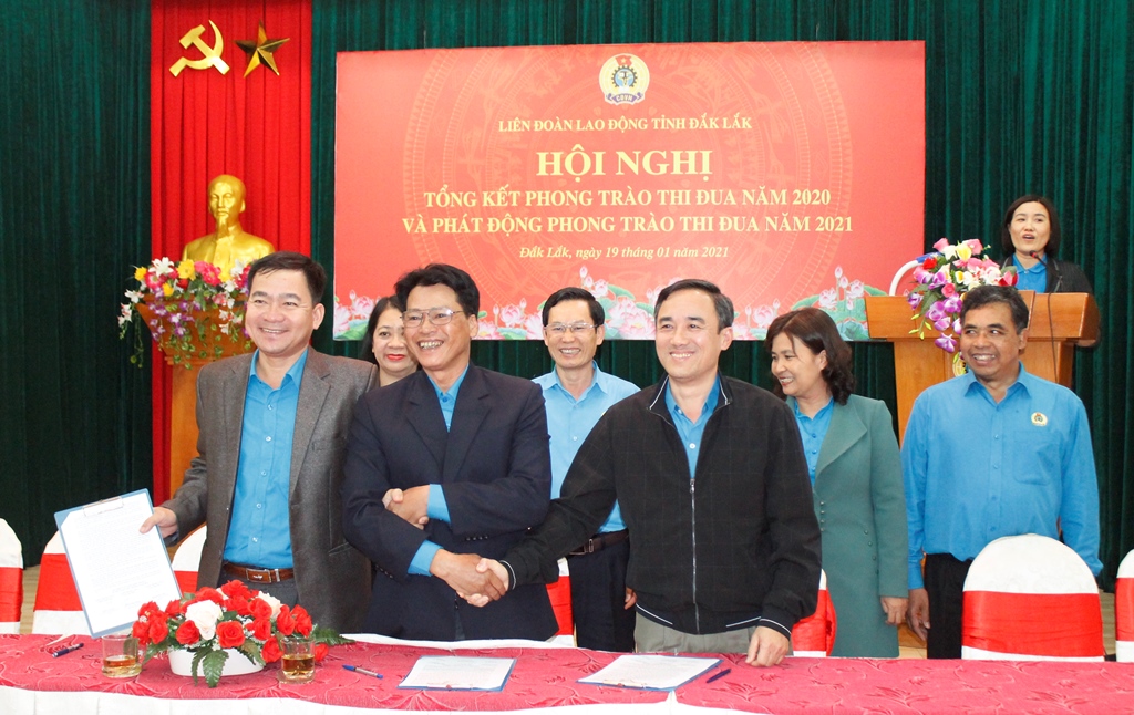 Liên đoàn Lao động tỉnh sơ kết giữa nhiệm kỳ và phát động phong trào thi đua năm 2021