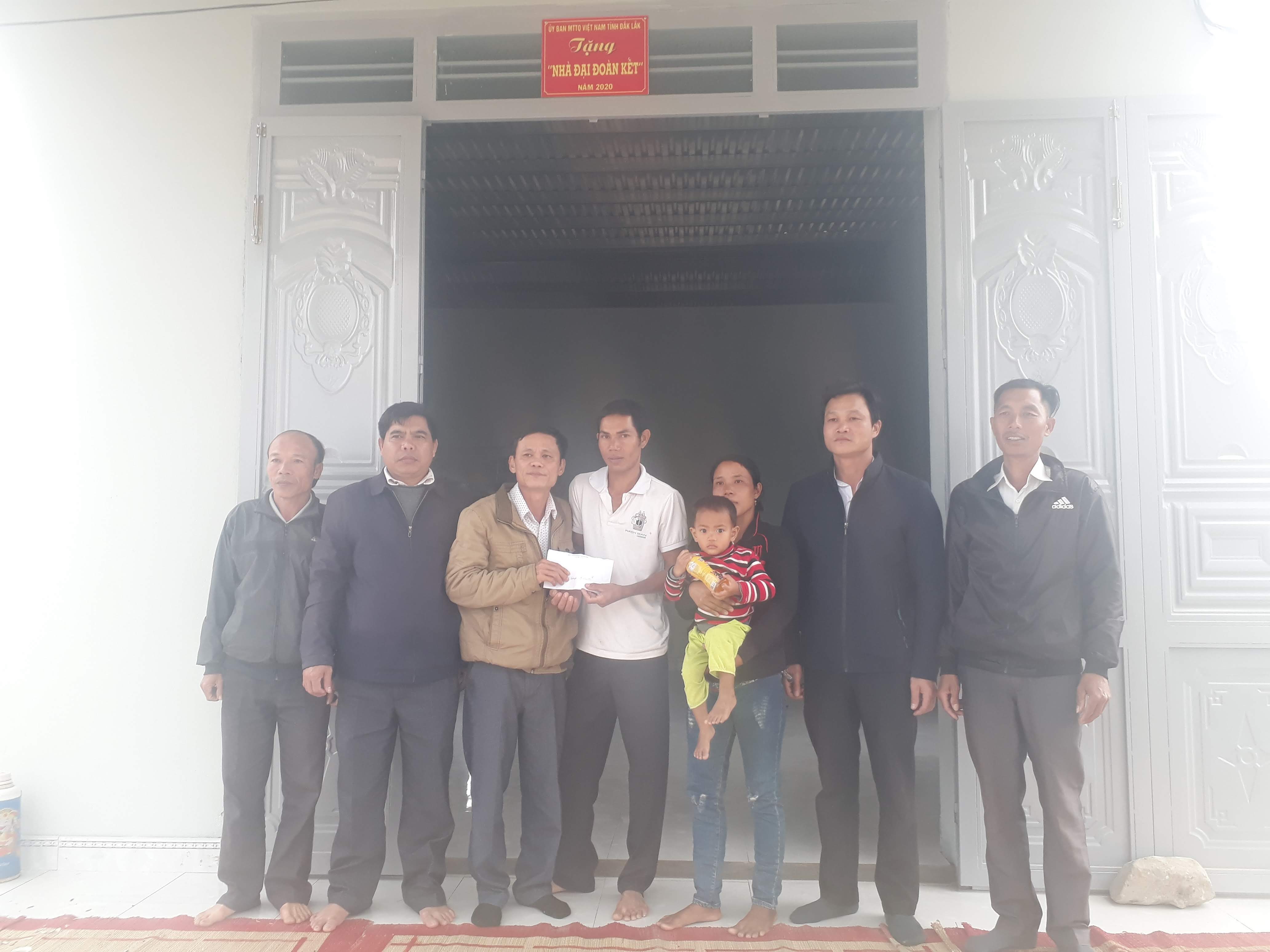 Bàn giao nhà Đại đoàn kết cho  hộ nghèo tại xã Cư Prao (huyện M’Drắk)