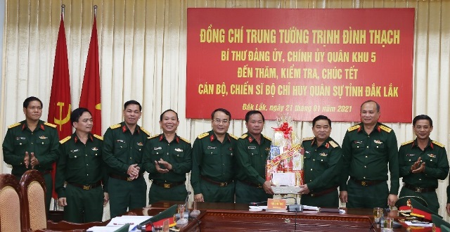 Chính ủy Quân khu 5 thăm, kiểm tra và chúc Tết tại Đắk Lắk