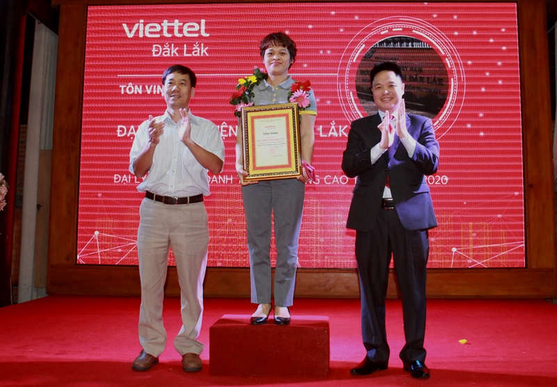 Viettel Đắk Lắk tôn vinh kênh bán năm 2020
