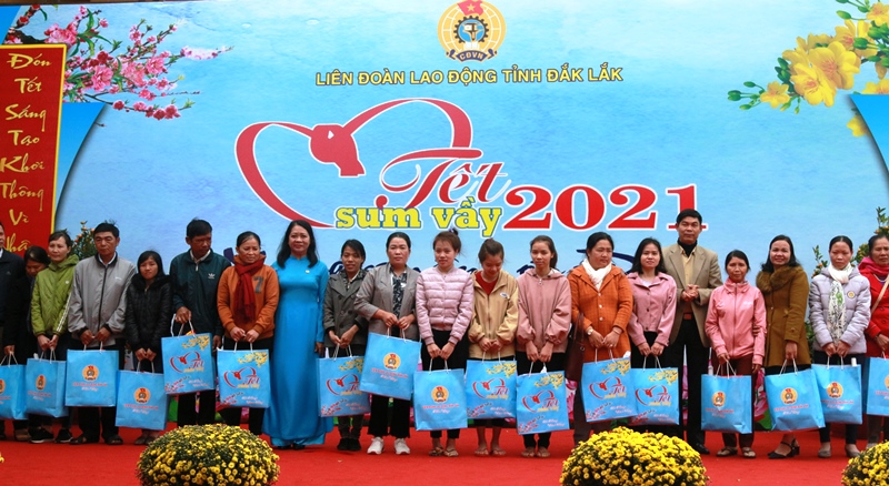 “Tết sum vầy năm 2021” tại Đắk Lắk: Trao hơn 200 suất quà cho CNLĐ khó khăn