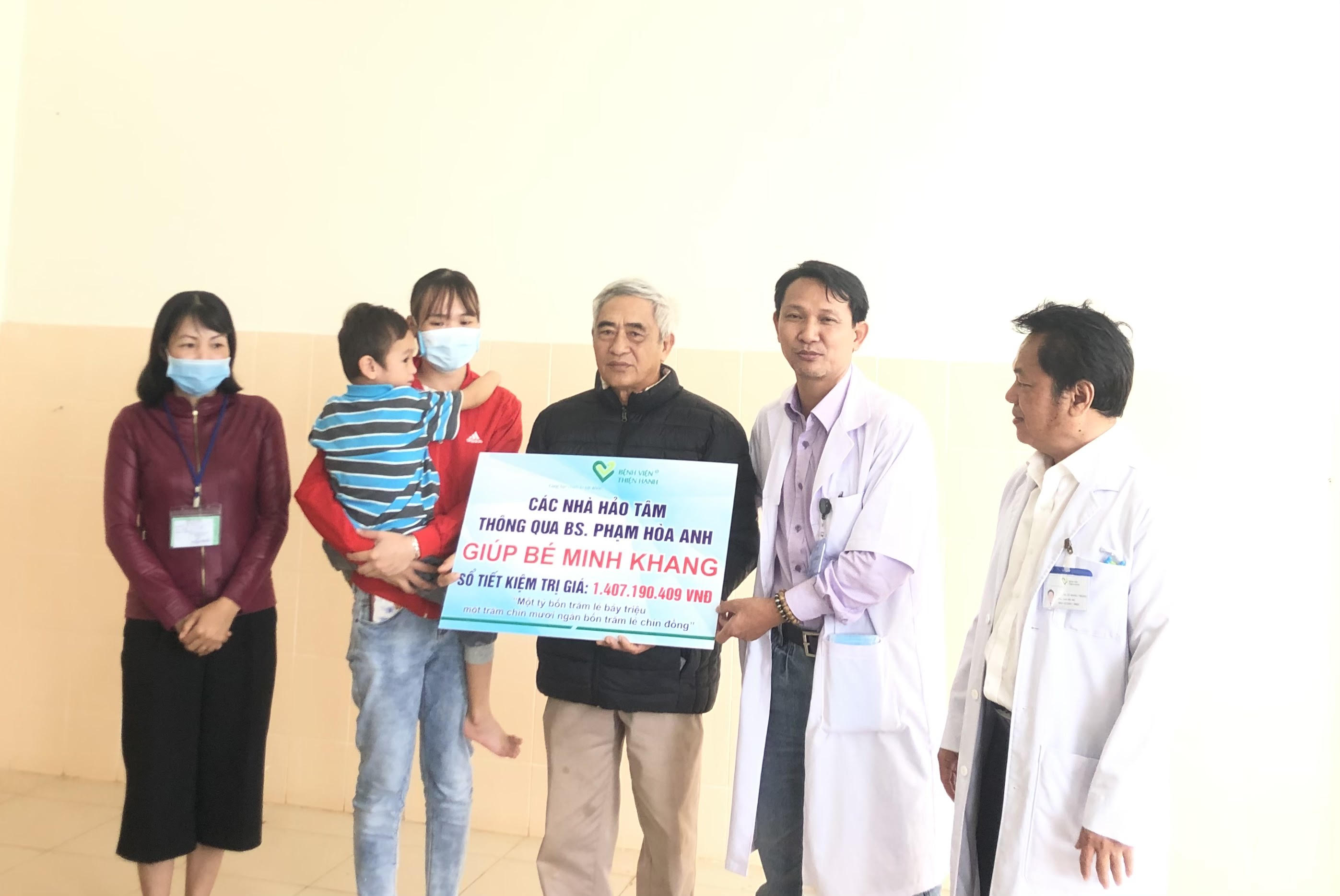 Bác sĩ kêu gọi hơn 1,4 tỉ đồng giúp cháu bé bị cha chém nát mặt