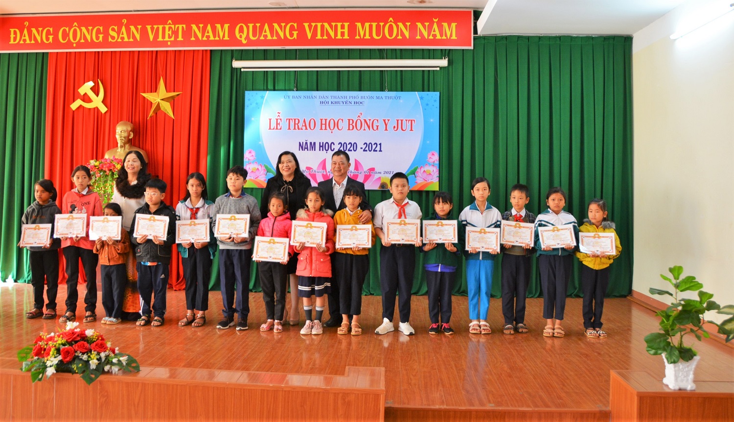 Hội Khuyến học thành phố Buôn Ma Thuột trao gần 100 suất học bổng cho học sinh nghèo vượt khó