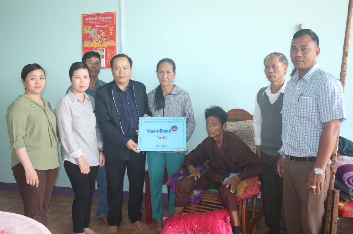 Huyện Buôn Đôn: Bàn giao 4 căn nhà Đại đoàn kết cho hộ nghèo