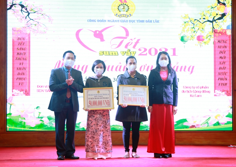 Trao 310 suất quà tặng giáo viên, người lao động