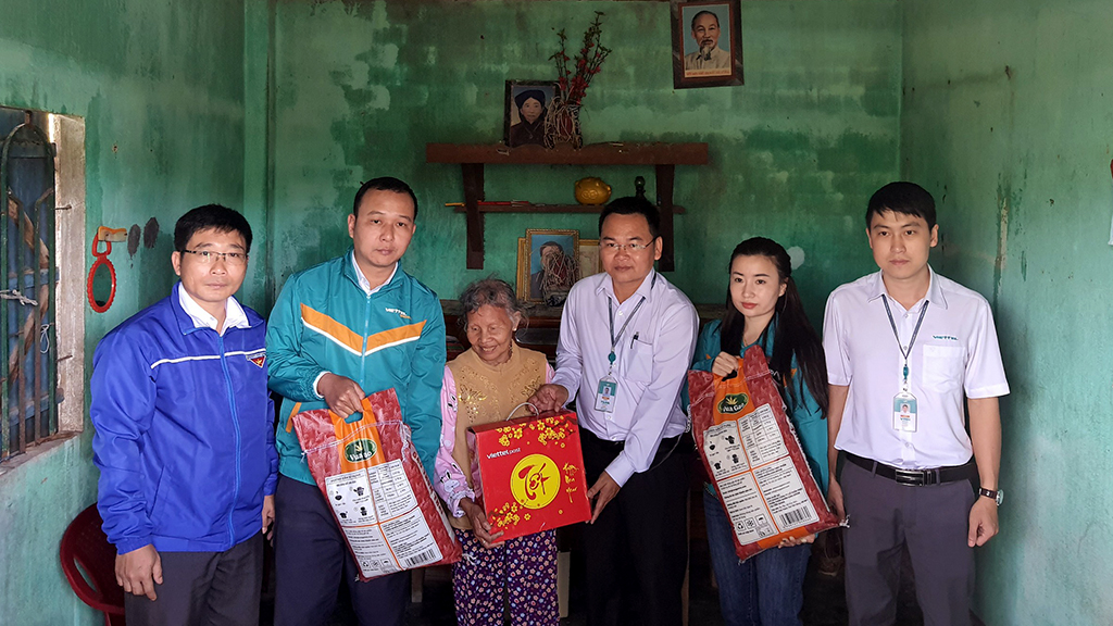 Viettel Post Đắk Lắk tặng 200 suất quà Tết cho các gia đình khó khăn trên địa bàn