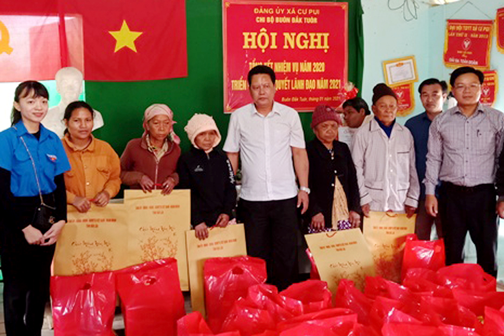 Văn phòng Tỉnh ủy trao tặng 150 suất quà Tết cho bà con buôn kết nghĩa