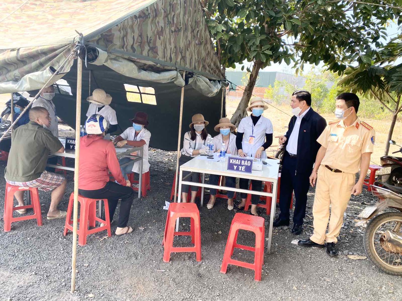 Bí thư Tỉnh ủy Bùi Văn Cường kiểm tra chốt kiểm dịch covid -19 tại huyện Ea H’Leo